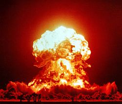 Una explosión nuclear ilumina la noche durante una prueba en los Estados Unidos.